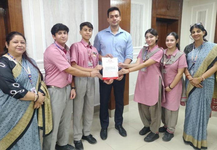 Jodhamal students presenting Rs 5 lakh flood relief to DC Jammu.
