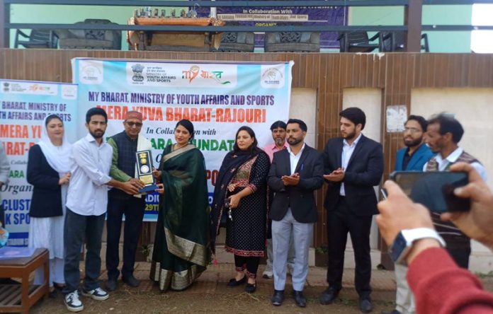 Dignitaries presenting memento to participants.