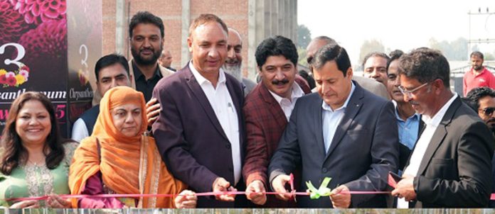 Minister Javid Dar inaugurating Autumn Flower Festival at SKUAST-Kashmir.