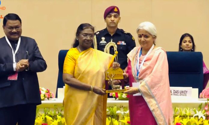 DC Bandipora Indu Chib receiving award from President of India Droupadi Murmu on Friday.