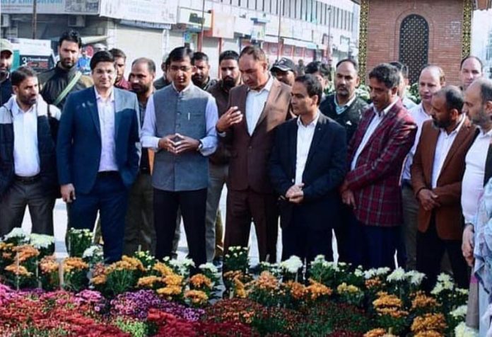 Div Com inaugurating 3rd Chrysanthemum Show at Lal Chowk Srinagar on Saturday.