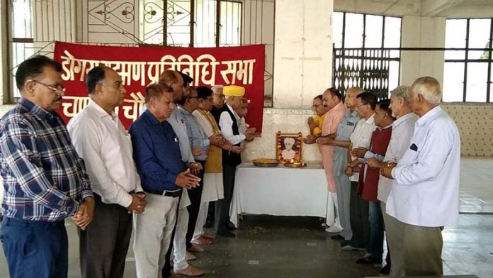 Dignitaries paying tribute to Pt. Prem Nath Dogra in Jammu on Friday. Dignitaries paying tribute to Pt. Prem Nath Dogra in Jammu on Friday.