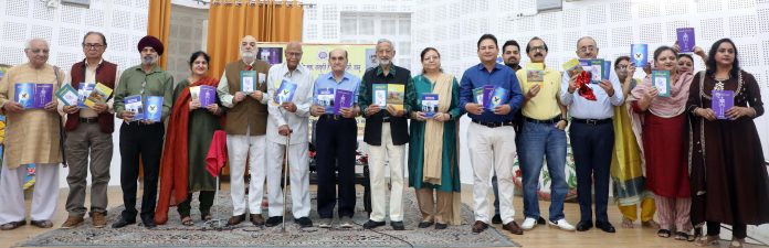 page5-5 Guests releasing the books authored by Dhyan Singh during meet the author programme by JKAACL.
