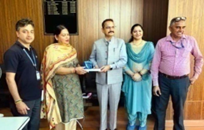 SKUAST-Jammu team receiving award.