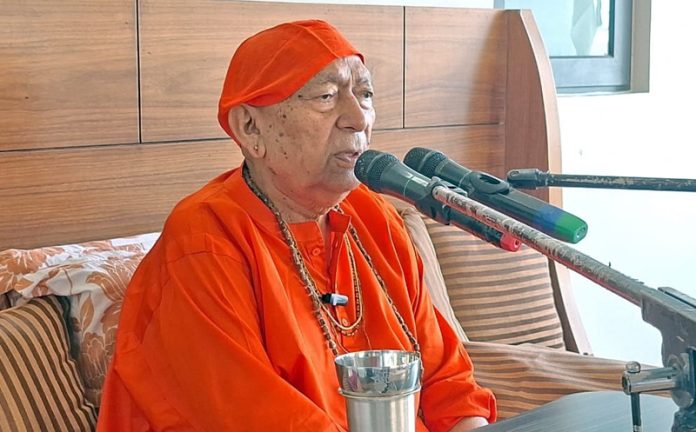Yoga Acharya, Swami Ram Saroop Ji giving religious discourses during solemnizing of a Yagya at Kathua on Sunday. — Excelsior/Pardeep Sharma