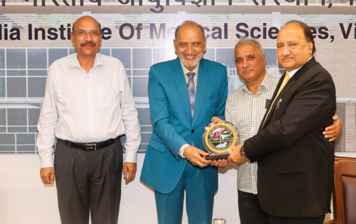 ED & CEO of AIIMS Jammu Prof (Dr) Shakti Kumar Gupta presenting a memento to Prof Mohd Sultan Khuroo.