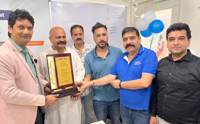 MLA Jammu, Yudhvir Sethi inaugurating IIFL Branch in Karan Market, Jammu on Thursday<. MLA Jammu, Yudhvir Sethi inaugurating IIFL Branch in Karan Market, Jammu on Thursday