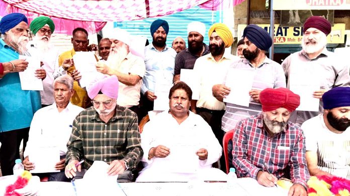 Cong working president, Raman Bhalla addressing party workers in Jammu South.
