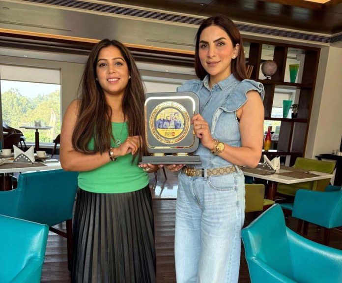 RJ Parul felicitating Mansi Yuvraj Hans during a programme on Sunday.