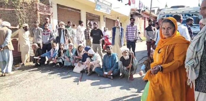 People protesting outside JK Bank branch at Palma in Rajouri. -Excelsior/Imran