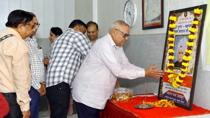 Members of Mahajan Sabha Udhampur paying tribute to Lala Hans Raj Mahajan.