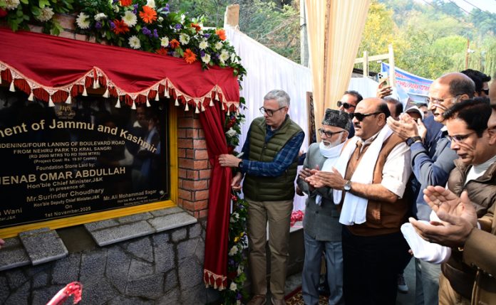 CM Omar Abdullah lays foundation stone of widening & four-laning of Boulevard Road (4)