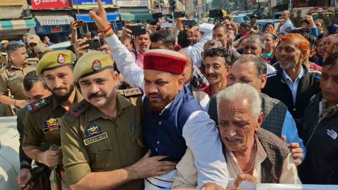 Daily Wagers March To CM's Residence In Jammu, Demand Regularisation, Pending Wages Daily Wagers March To CM's Residence In Jammu, Demand Regularisation, Pending Wages