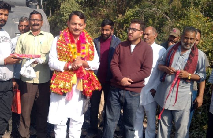 MLA Ranbir Singh Pathania along with others pose for photograph after inspecting drinking water pumping systems at Jaganoo Morh.