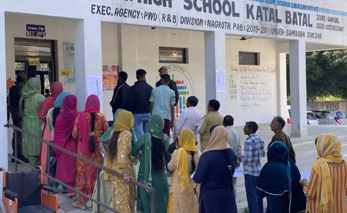 People queue up to cast votes at Katal Batal in Nagrota on Tuesday. -Excelsior/Rakesh