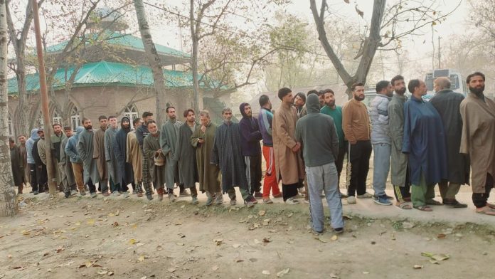 A long queue of voters outside a booth in Budgam on Tuesday. -Excelsior/Shakeel