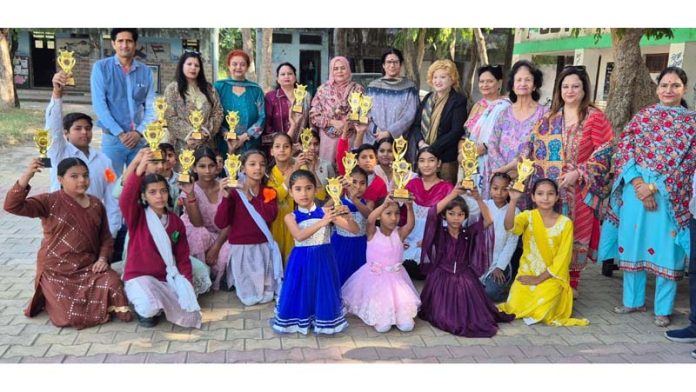 Children posing along with dignitaries.