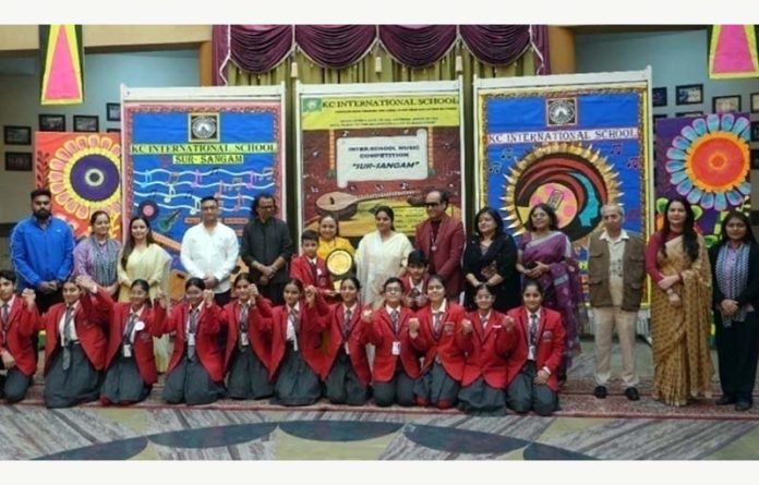 Chief Guest ex-Minister Priya Sethi posing along with participants. Chief Guest ex-Minister Priya Sethi posing along with participants.