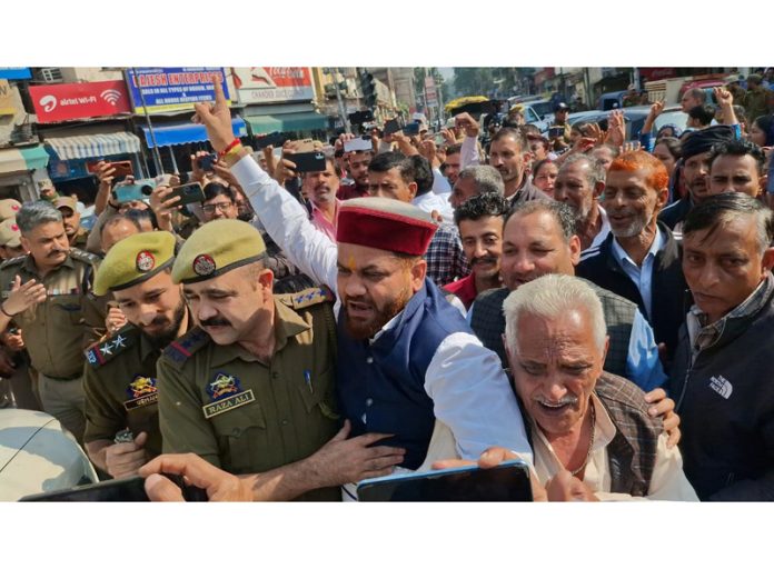 Daily wagers taking out protest march in Jammu on Thursday. -Excelsior/Rakesh Daily wagers taking out protest march in Jammu on Thursday. -Excelsior/Rakesh