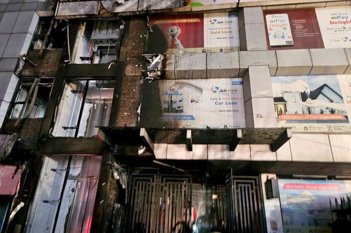 [Daily Excelsior]Fire Breaks Out At Jio Office, Engulfs J&K Bank Branch In Rajbagh, Srinagar