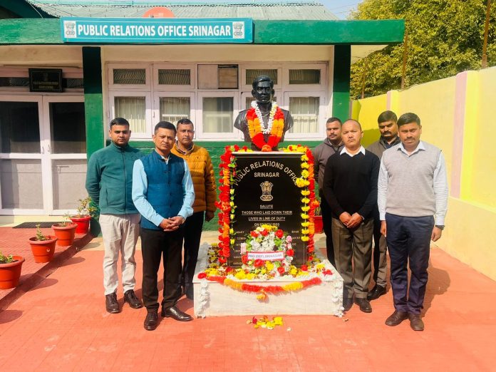Defence PRO In Srinagar Pays Tribute To Officers Slain In 1999 Fidayeen Attack Defence PRO In Srinagar Pays Tribute To Officers Slain In 1999 Fidayeen Attack