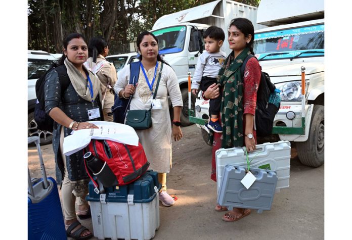 Polling officials with election materials from a distribution center leave for their respective Polling Stations to conduct the Bihar Assembly elections in Patna on Wednesday. (UNI)