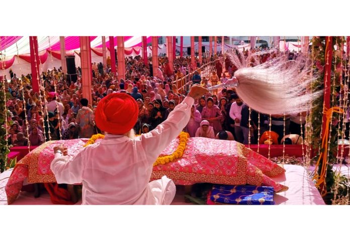 Devotees throng Gurdwara Chand Nagar to seek blessings of Guru Nanak Dev Ji on Gurpurab in Jammu on Wednesday. -Excelsior/Rakesh