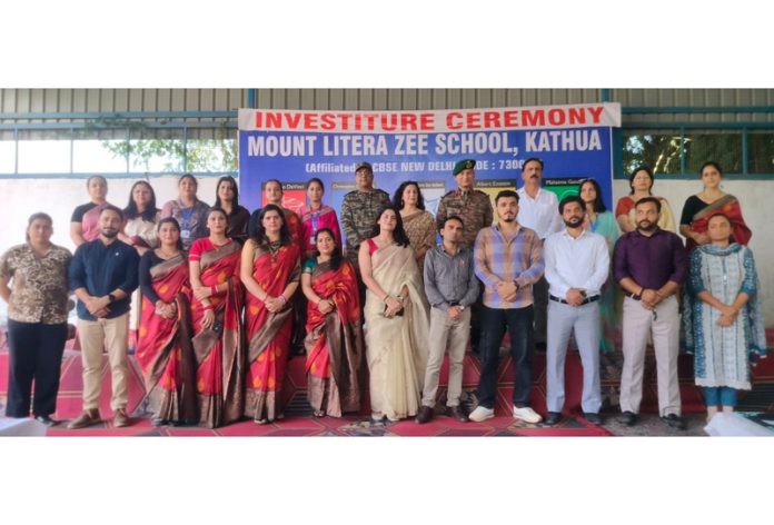 Newly elected Students Council posing along with dignitaries.