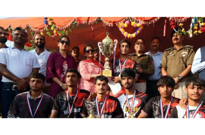 Dignitaries presenting trophy to winning team. Dignitaries presenting trophy to winning team.