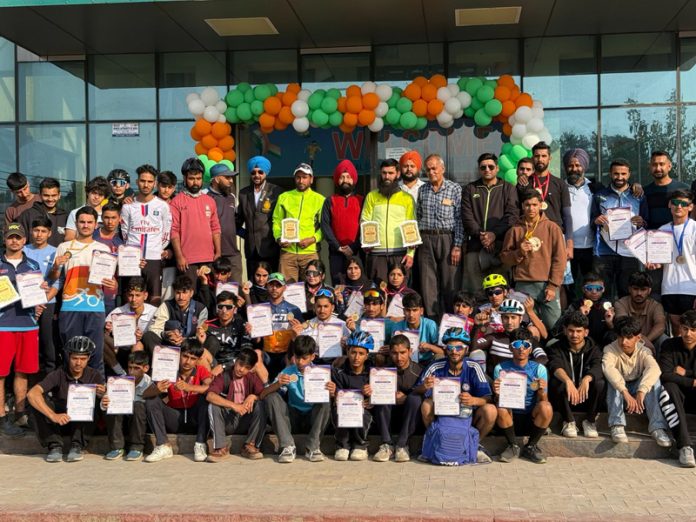 Cyclists posing along with dignitaries