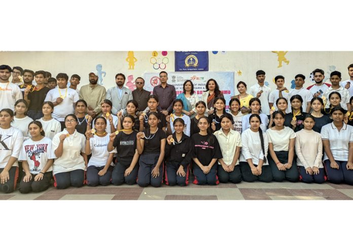 Dignitaries posing along with participants.