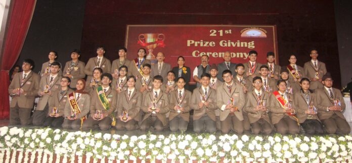 Students posing along with dignitaries during annual day event.