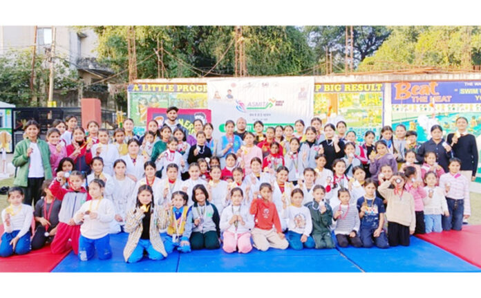 Judo players posing along with dignitaries.
