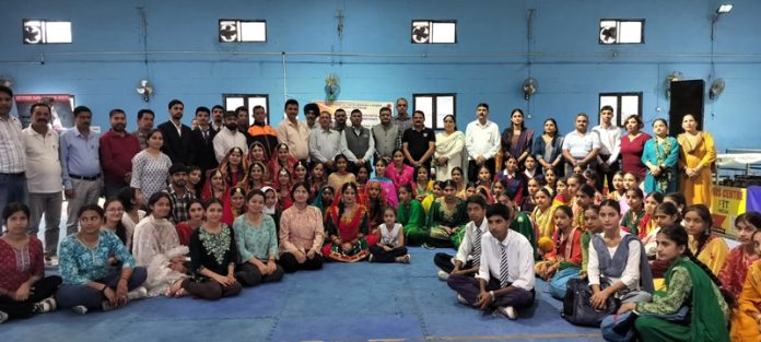 Participants in a group posing along with dignitaries.