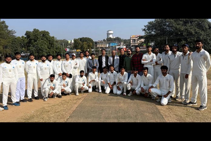 Teams posing along with dignitaries.