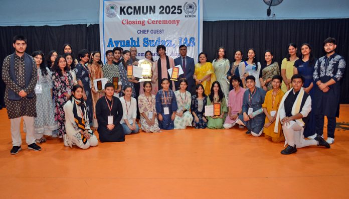 Dignitaries posing along with delegates of MUN conference.