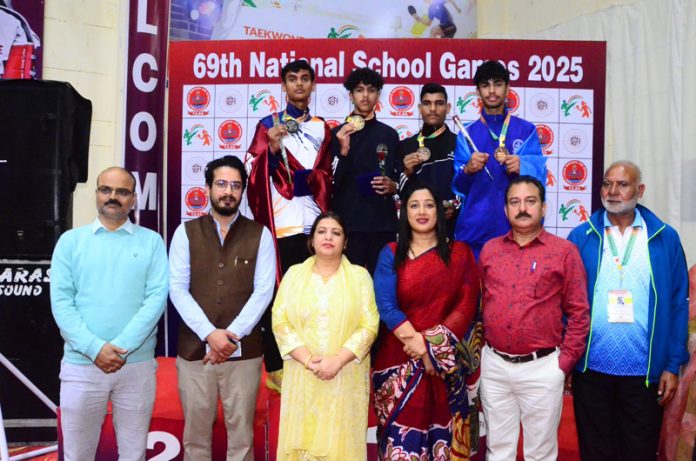 Dignitaries posing along with winners.