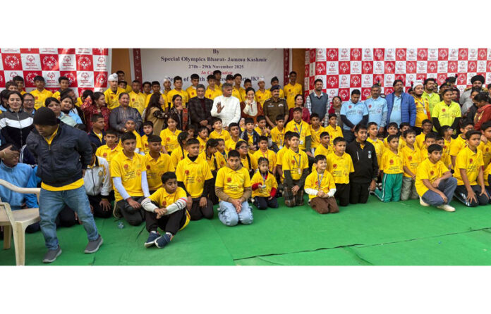 Specially-abled athletes posing along with dignitaries.