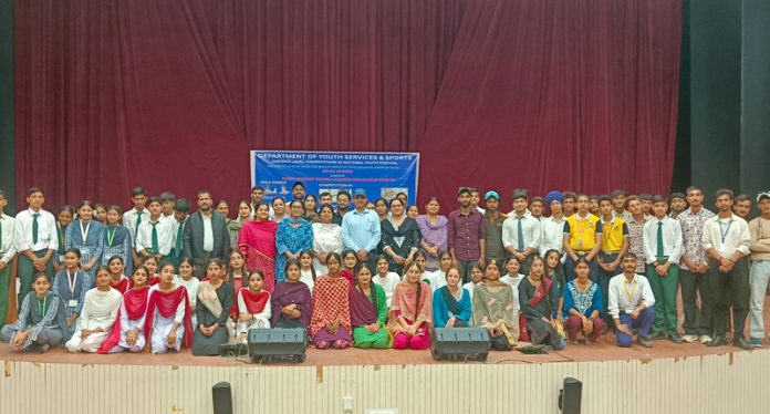 Participants posing along with dignitaries.