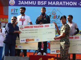 DIG BSF and actor Suniel Shetty presenting cheque to a winner during an event. -Excelsior/Rakesh
