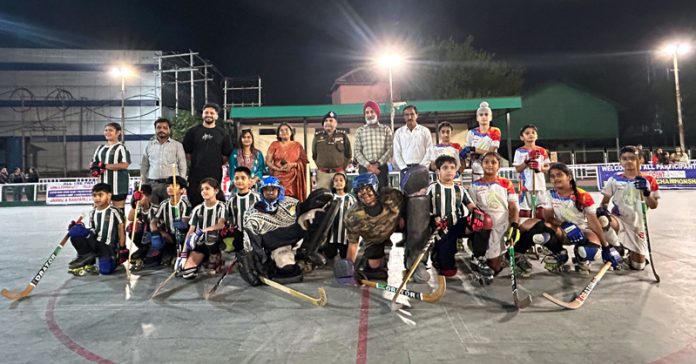 Players posing along with dignitaries during closing ceremony.