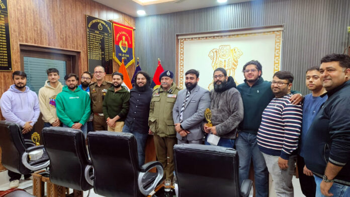 Riders from One Ride One Nation posing with DIG JSK Range Shiv Kumar Sharma.