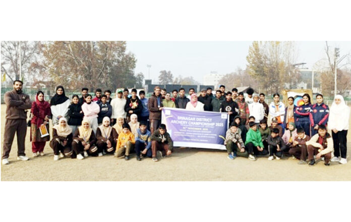 Archery players posing along with dignitaries during closing ceremony.