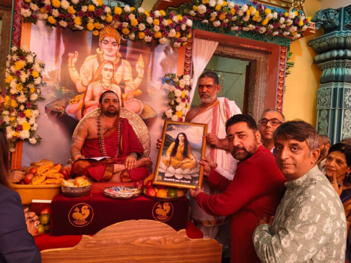 Leaders of Youth 4 PK presenting a painting of Mata Lalleshwari to Jagadguru Shankaracharya Sringri Sharda Mutth at New Delhi on Thursday.
