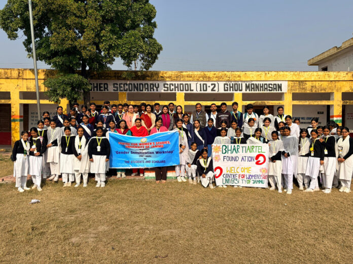 Students of Govt. Higher Secondary School, Ghou Manhasan posing along with dignitaries.