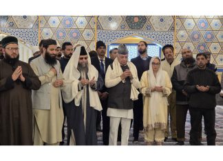 Bihar Governor Arif Mohammad Khan and Chairperson J&K Waqf Board Dr Darakshan Andrabi paying obeisance at Hazratbal Dargah in Srinagar on Wednesday.