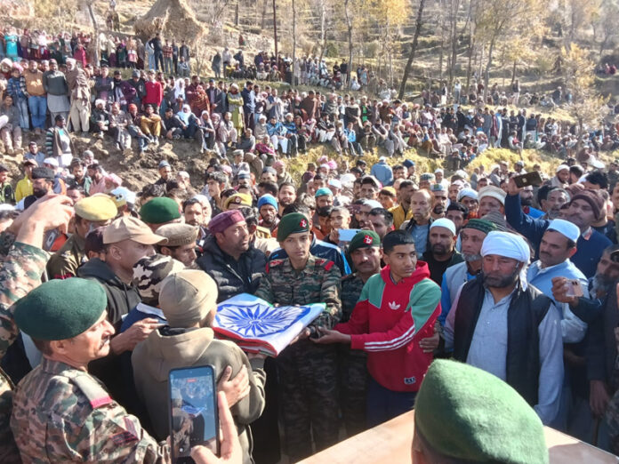 Army officers and others paying homage to JCO Talib Hussain at Thannamandi.