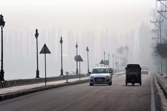 People go about their daily lives in Srinagar as the cold wave continues on Saturday. -Excelsior/Shakeel People go about their daily lives in Srinagar as the cold wave continues on Saturday. -Excelsior/Shakeel