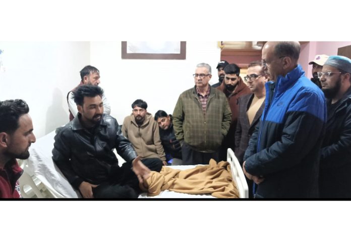 Advisor Wani meeting injured victims of Nowgam blast. Advisor Wani meeting injured victims of Nowgam blast.