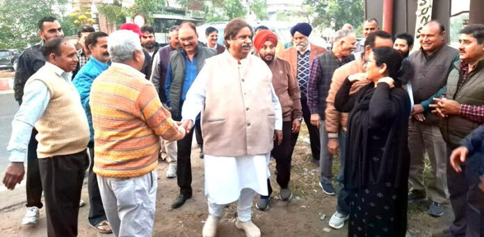 Senior Cong leader Raman Bhalla interacting with people in Rohi Morh area of Jammu South.